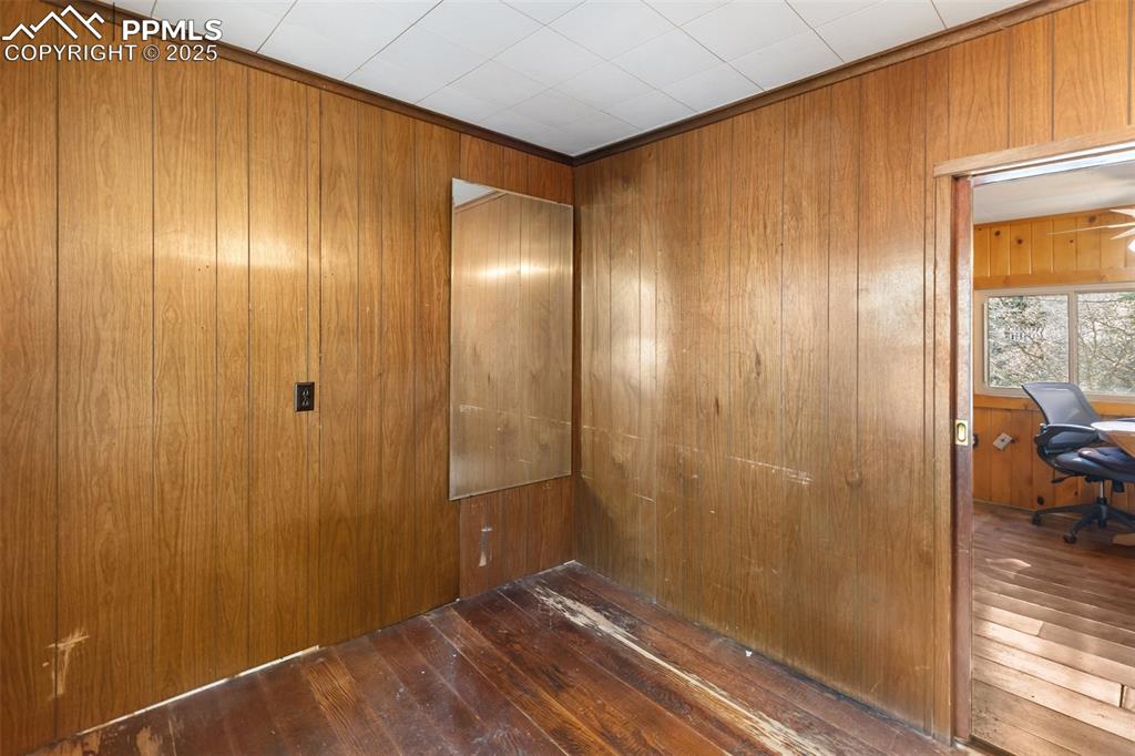 Image 15 of 32: Bedroom