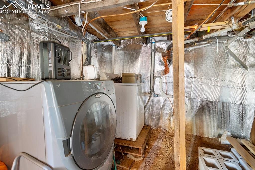 Image 22 of 32: Laundry