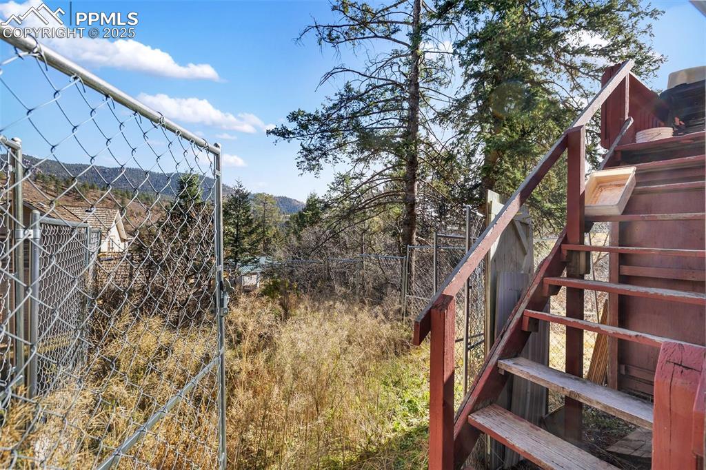 Image 28 of 32: Yard