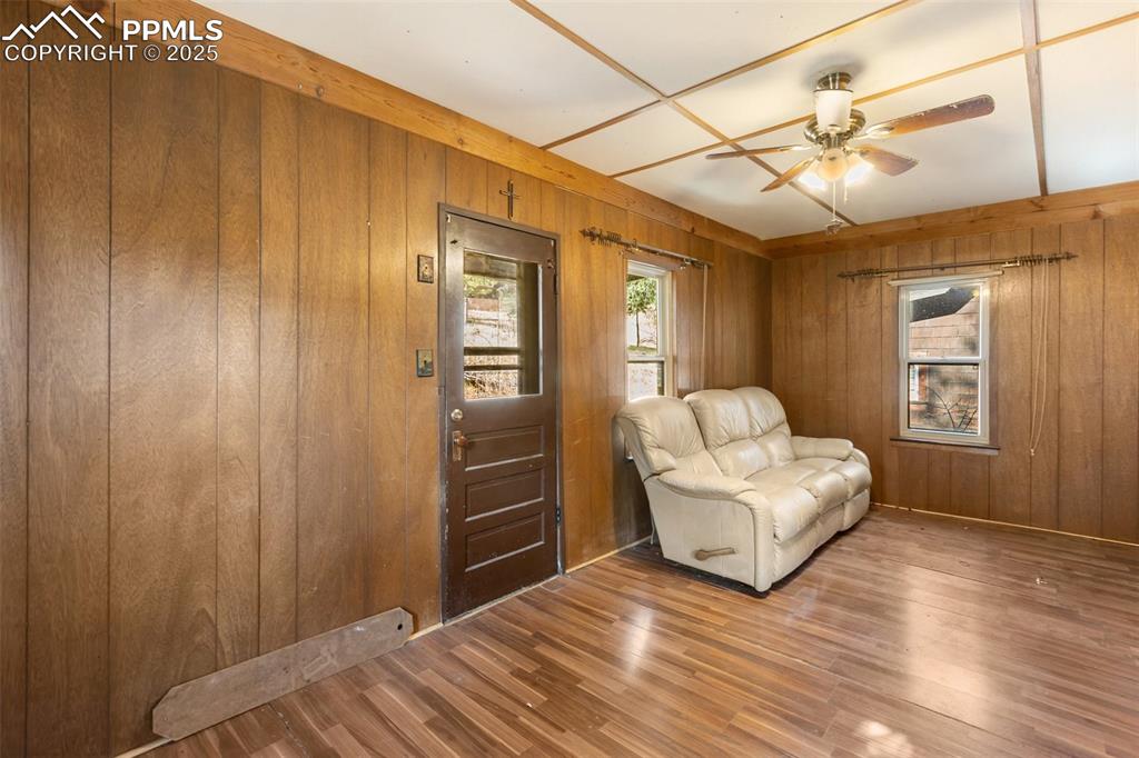 Image 4 of 32: Living Room