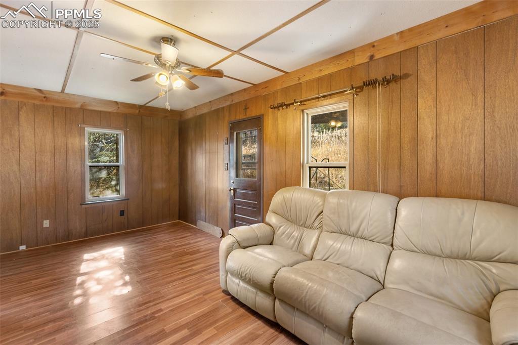 Image 5 of 32: Living Room