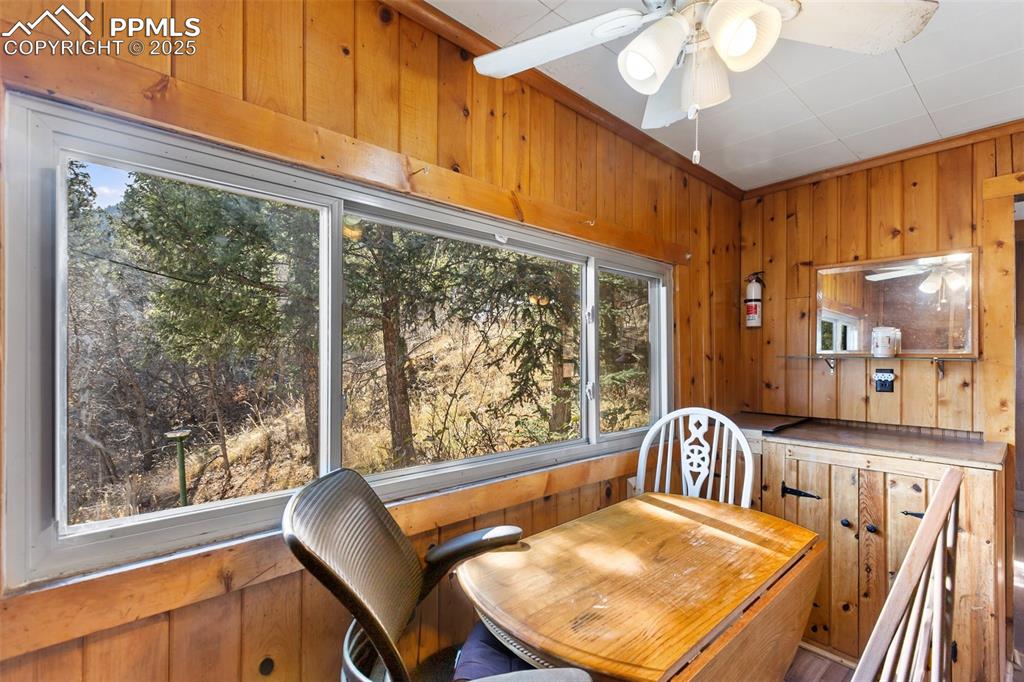 Image 9 of 32: Dining Area