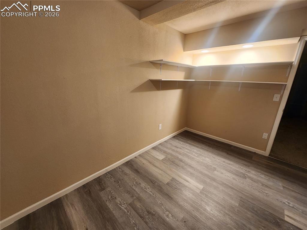 Image 16 of 17: Bedroom