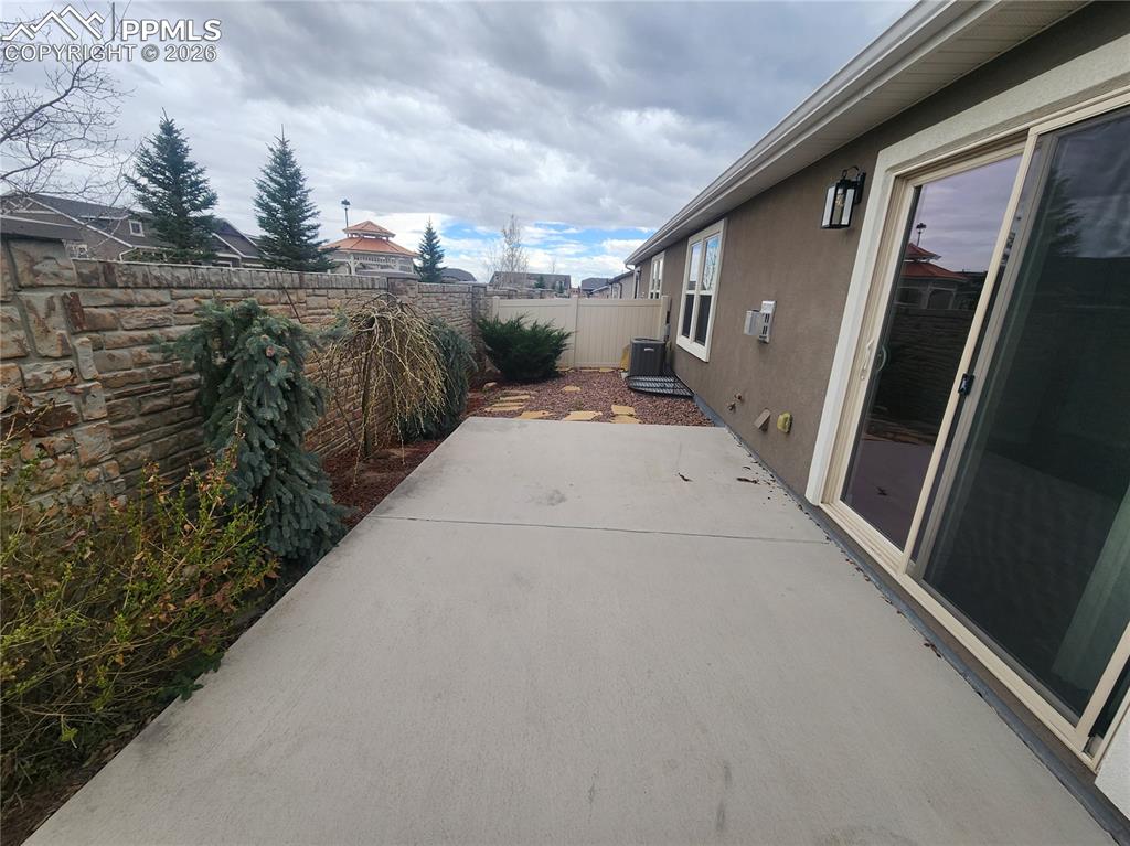 Image 17 of 17: Bedroom