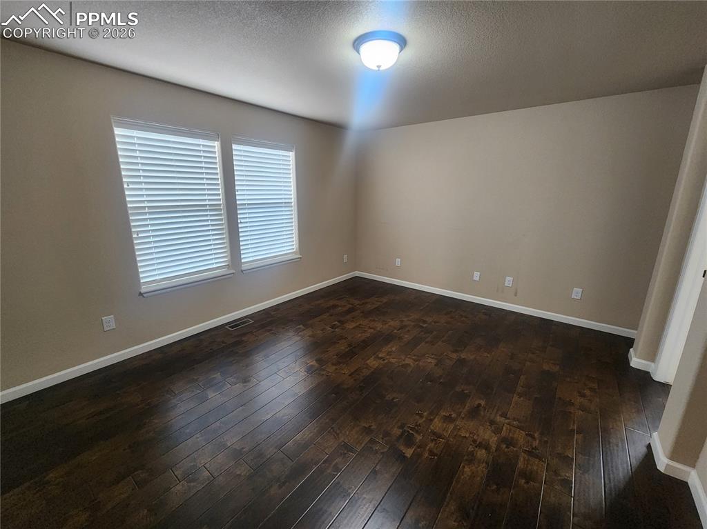 Image 7 of 17: Kitchen