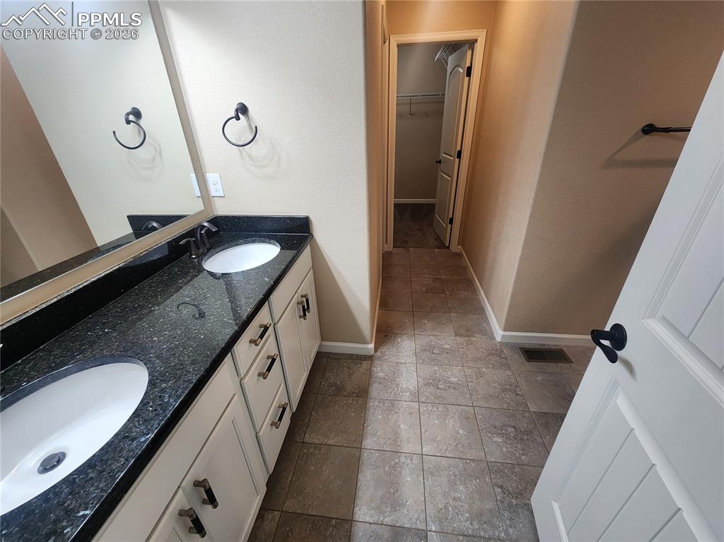 Image 8 of 17: Dining Room