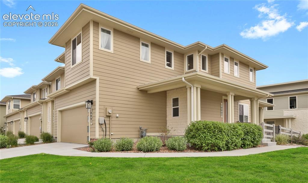 Image 19 of 28: End-unit townhome in Wolf Ranch