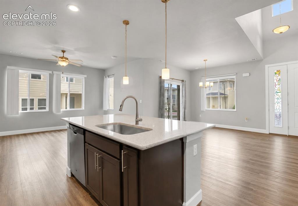 Image 7 of 28: Open floor plan