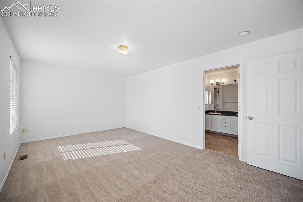 Image 17 of 46: Bedroom