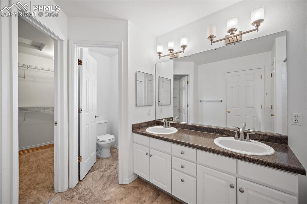 Image 19 of 46: Bathroom