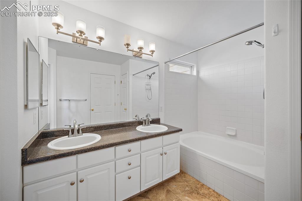 Image 20 of 46: Bathroom