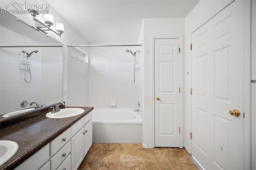 Image 21 of 46: Bathroom