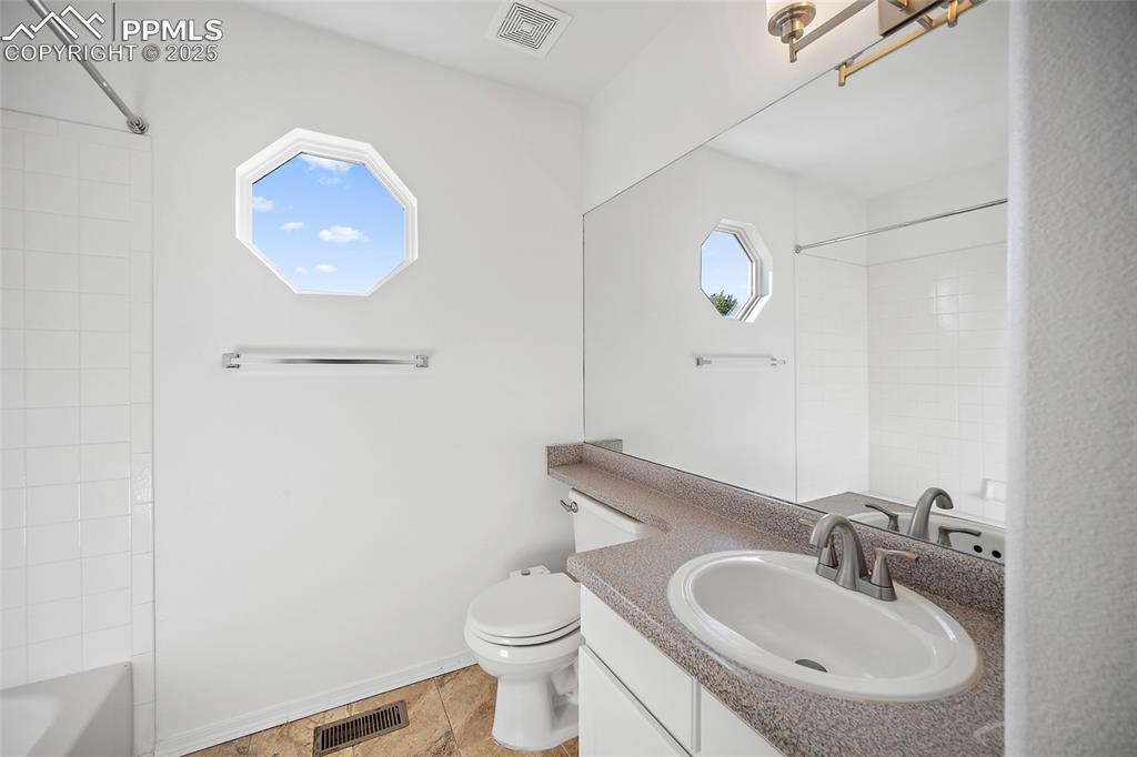 Image 28 of 46: Bathroom