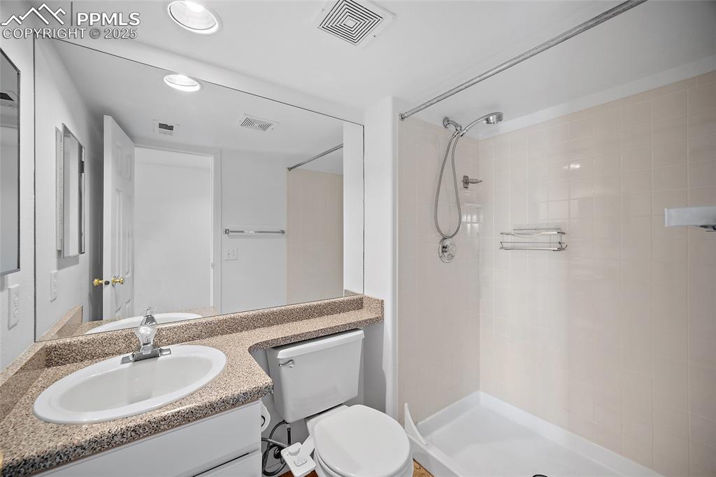 Image 35 of 46: Bathroom