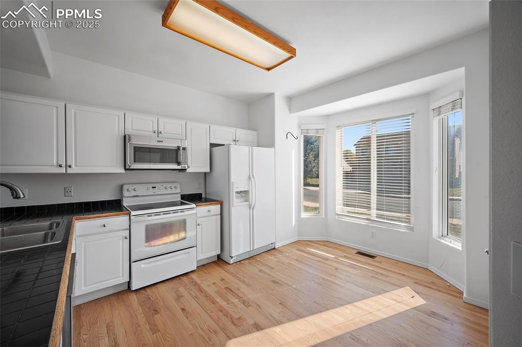 Image 5 of 46: Kitchen