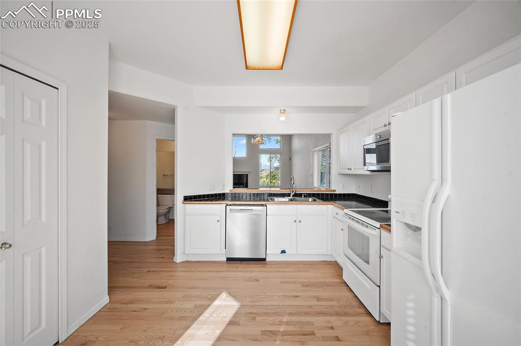 Image 6 of 46: Kitchen