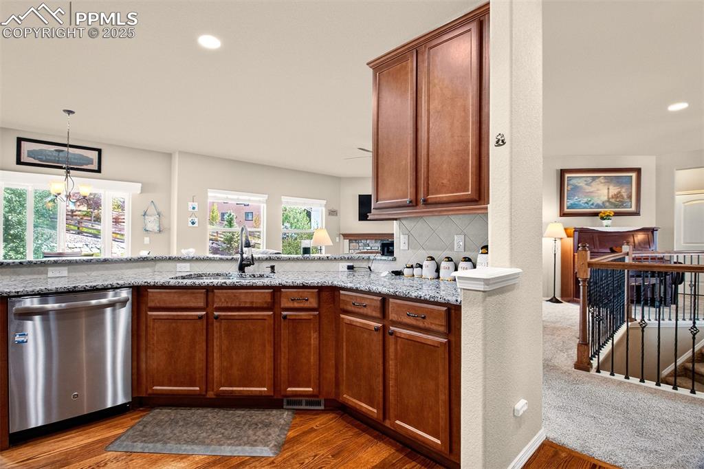 Image 8 of 48: Upgraded cabinets and Granite counter tops. 