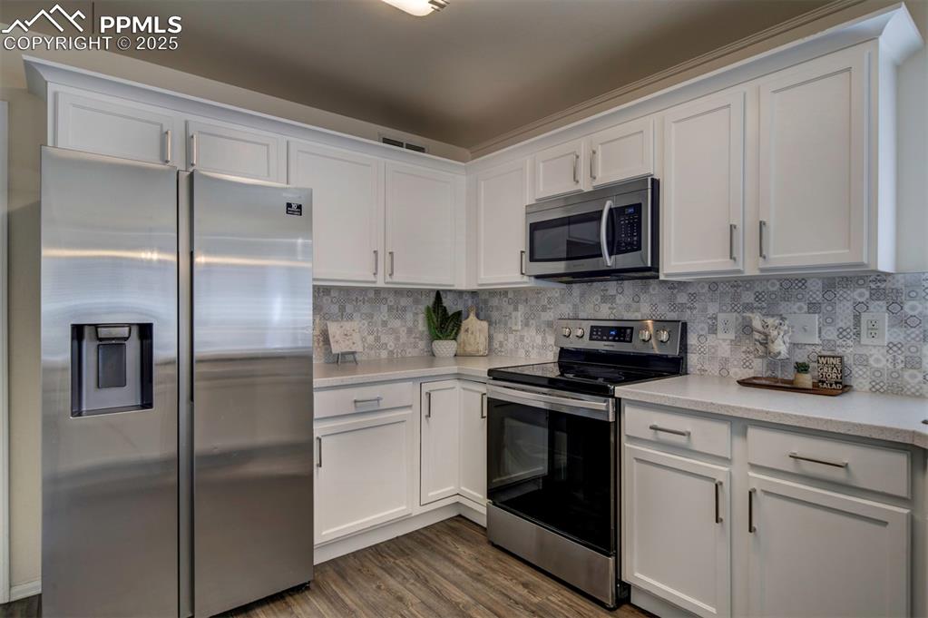 Image 11 of 26: Kitchen