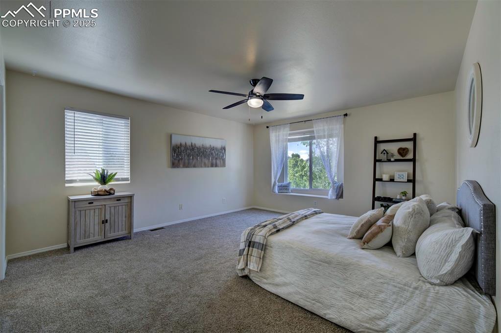 Image 16 of 26: Bedroom