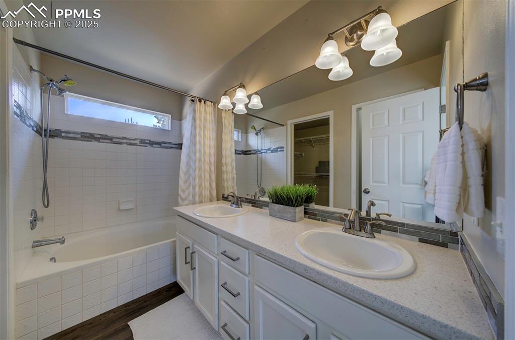 Image 19 of 26: Bathroom