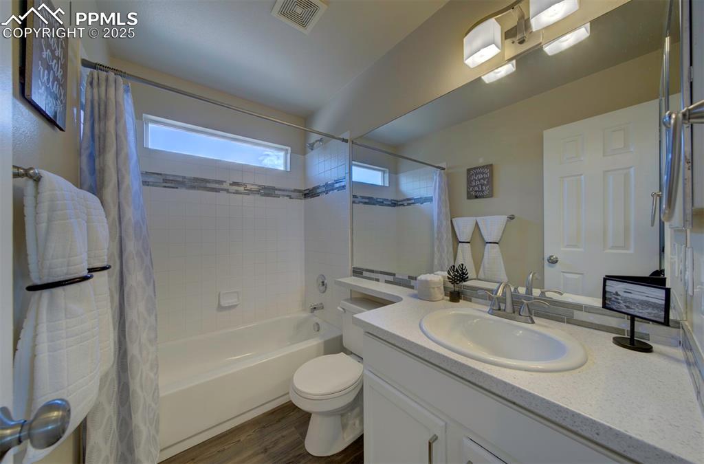Image 22 of 26: Bathroom