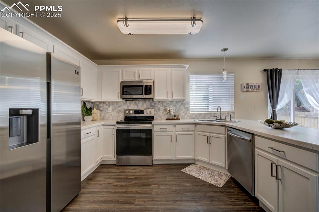 Image 9 of 26: Kitchen