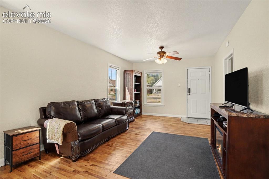 Image 10 of 23: Living Room