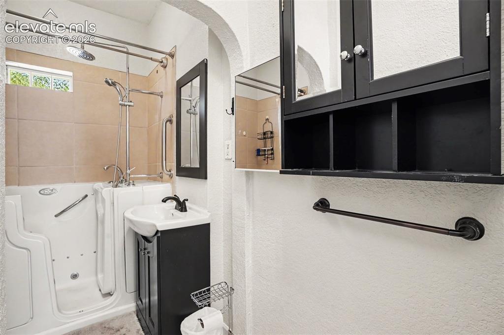 Image 12 of 23: Bathroom