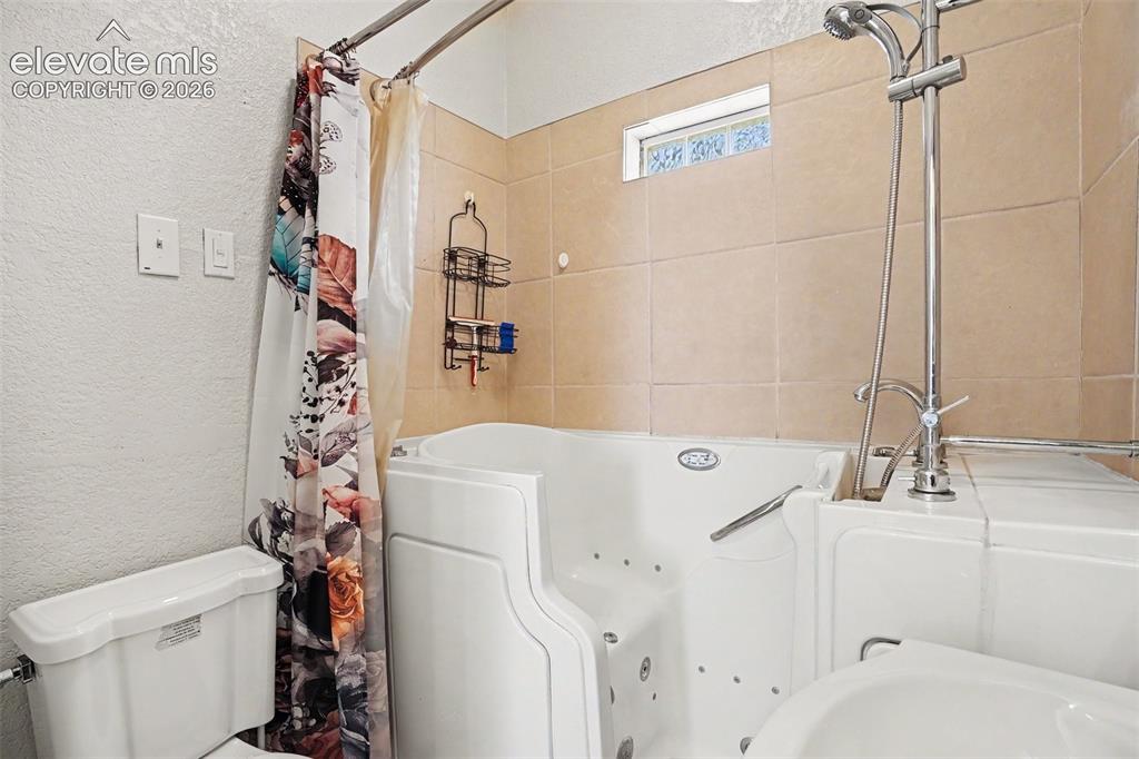 Image 13 of 23: Bathroom