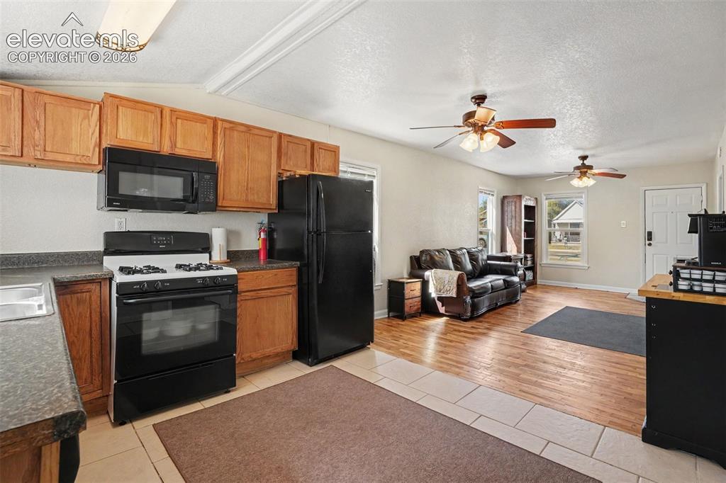 Image 14 of 23: Kitchen