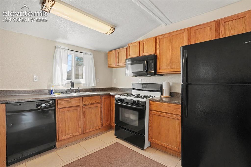 Image 15 of 23: Kitchen