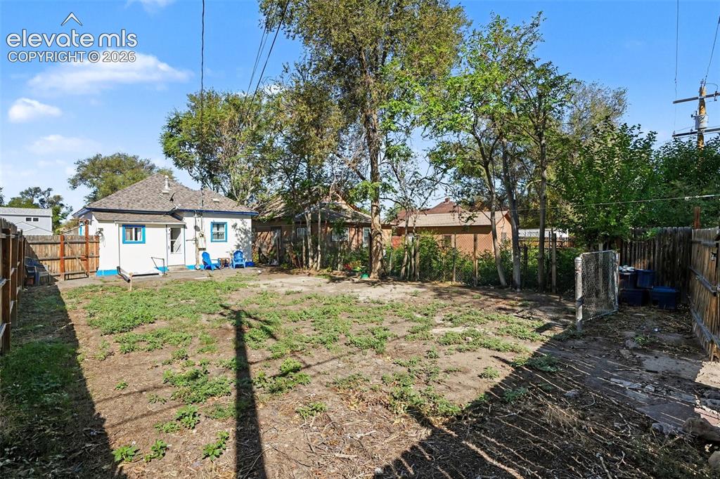 Image 22 of 23: Yard