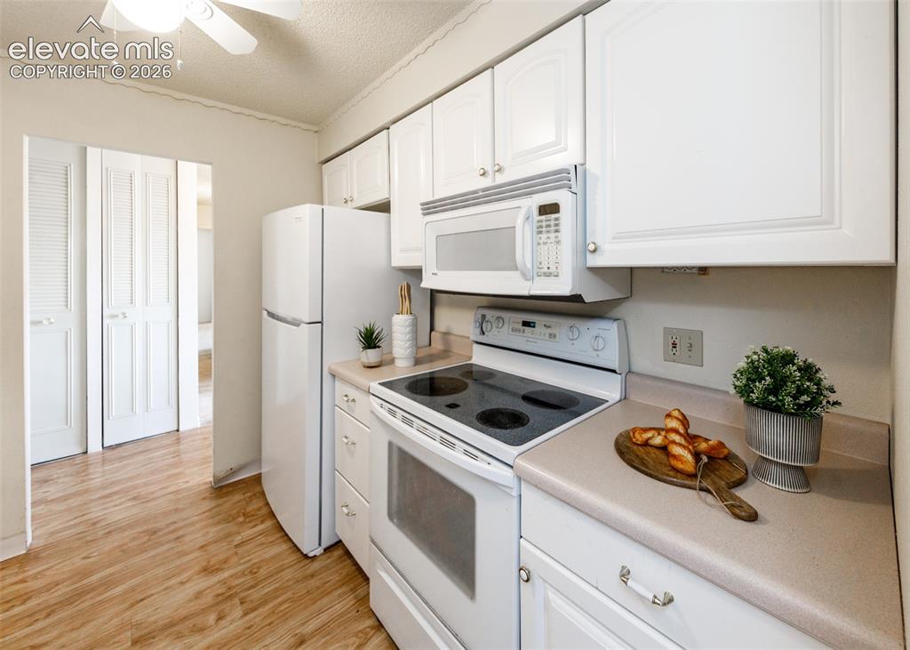 Image 12 of 49: Kitchen