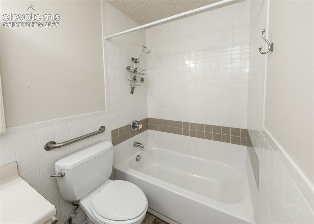 Image 38 of 49: Bathroom