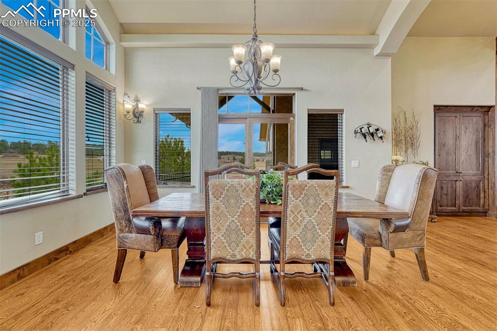 Image 17 of 50: Dining Area