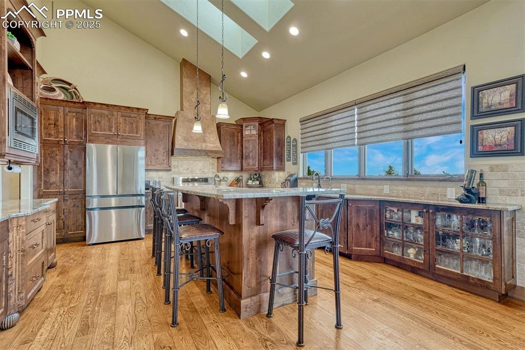 Image 18 of 50: Kitchen