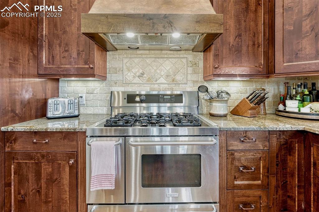 Image 19 of 50: Kitchen