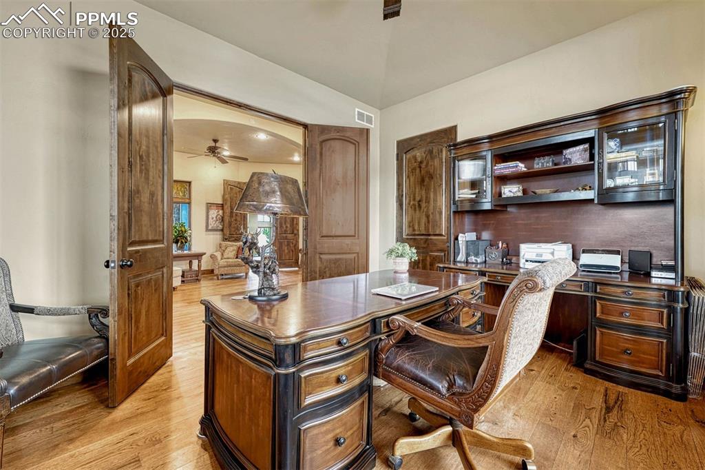 Image 23 of 50: Office