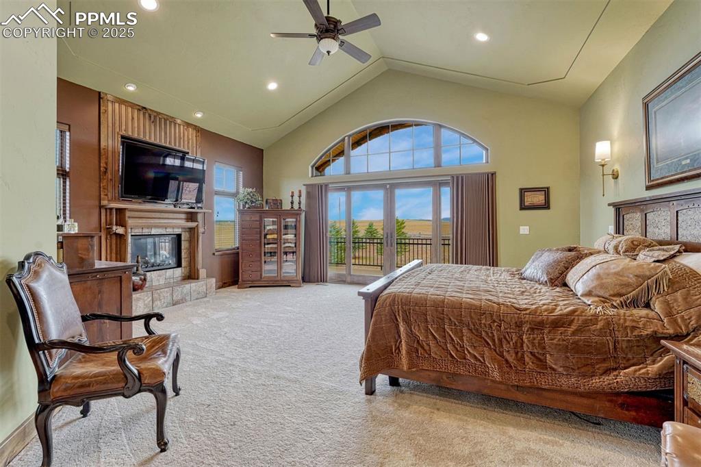 Image 24 of 50: Bedroom