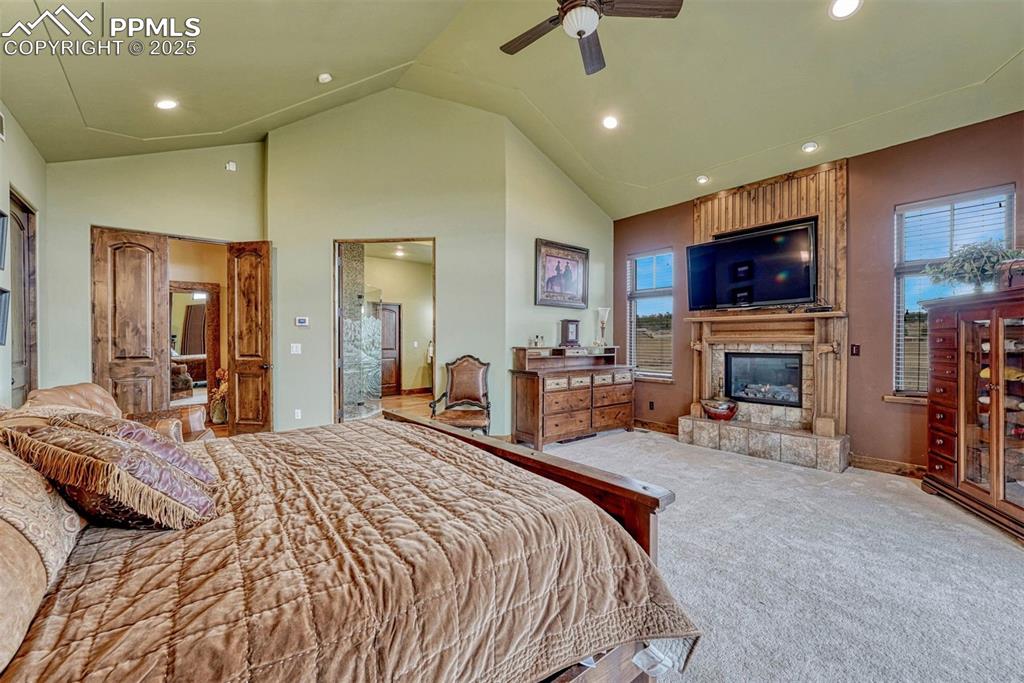 Image 25 of 50: Bedroom