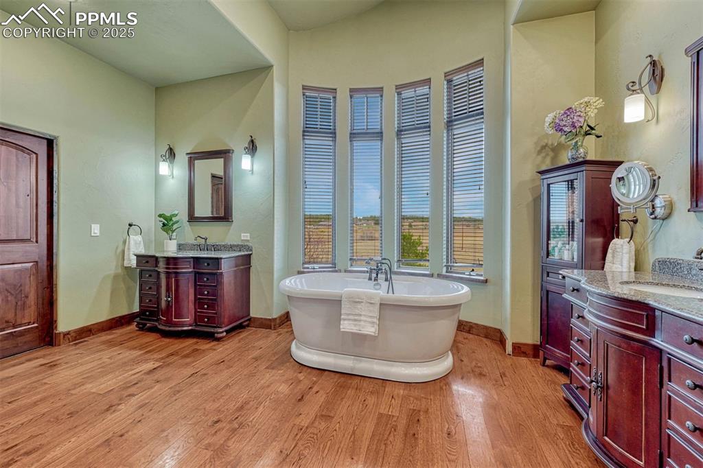 Image 26 of 50: Bathroom