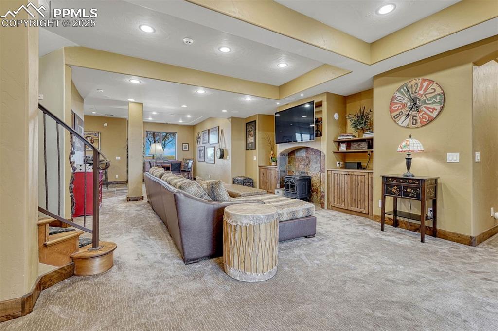 Image 28 of 50: Living Room