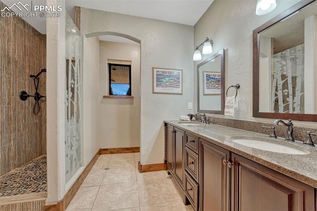 Image 30 of 50: Bathroom