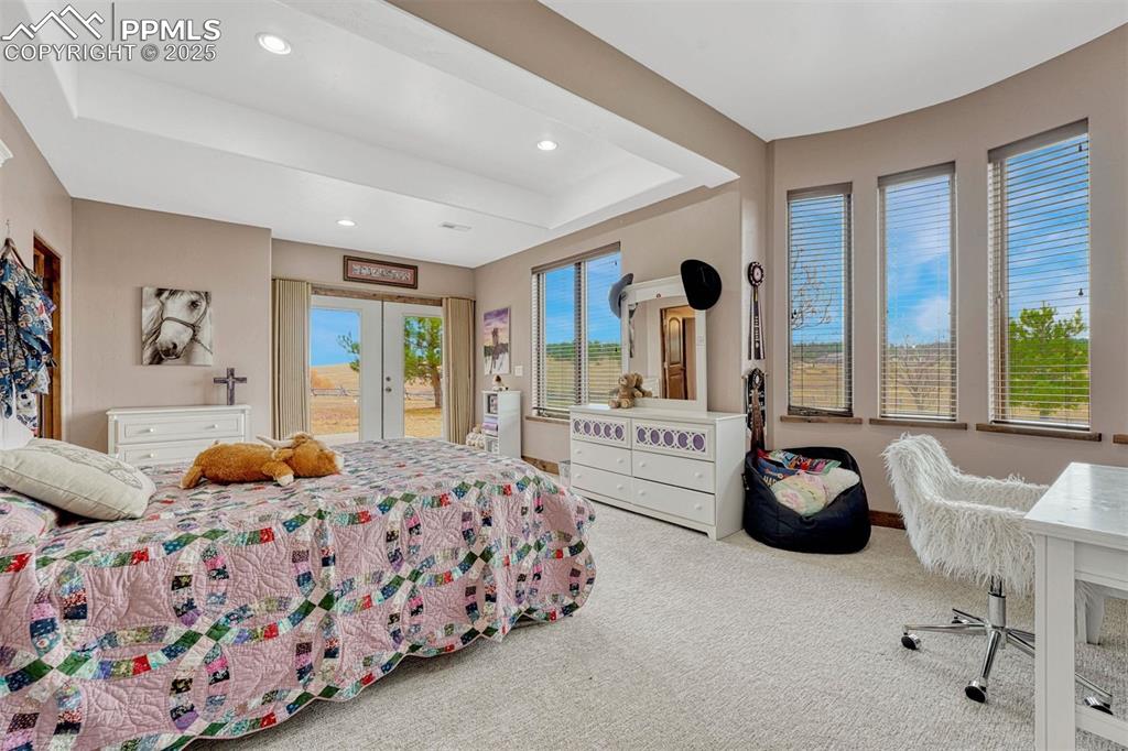 Image 31 of 50: Bedroom