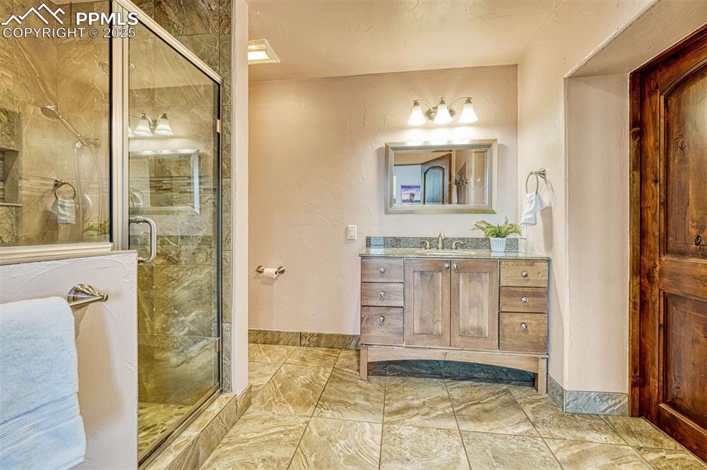 Image 32 of 50: Bathroom