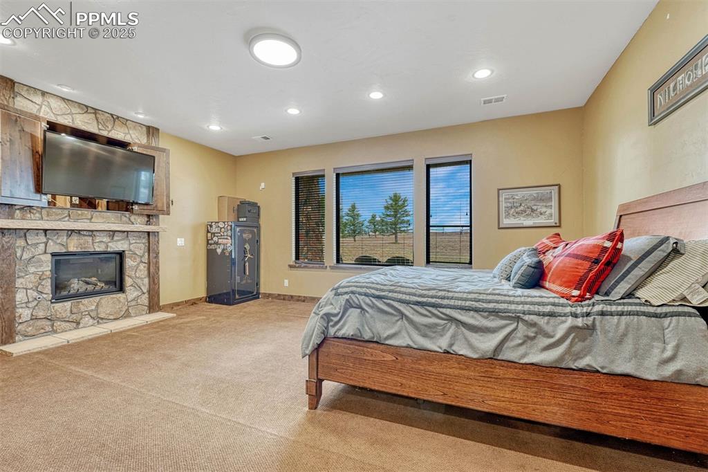 Image 33 of 50: Bedroom