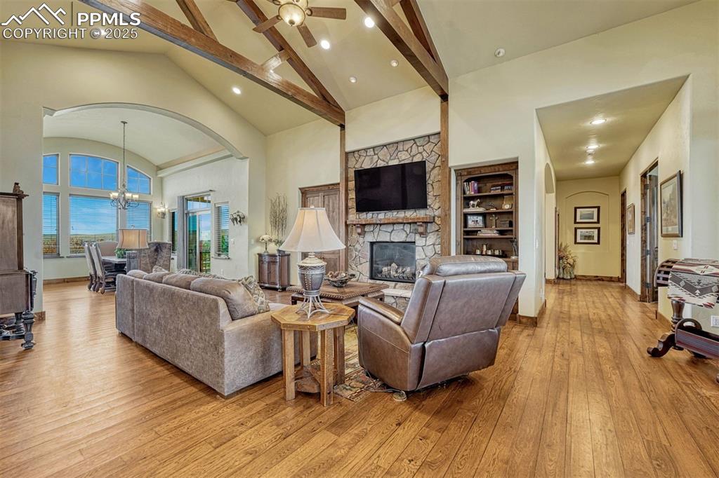 Image 4 of 50: Living Room