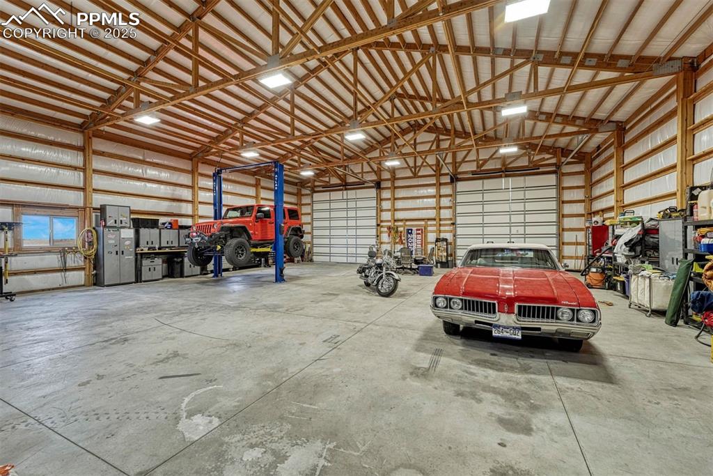 Image 40 of 50: Garage