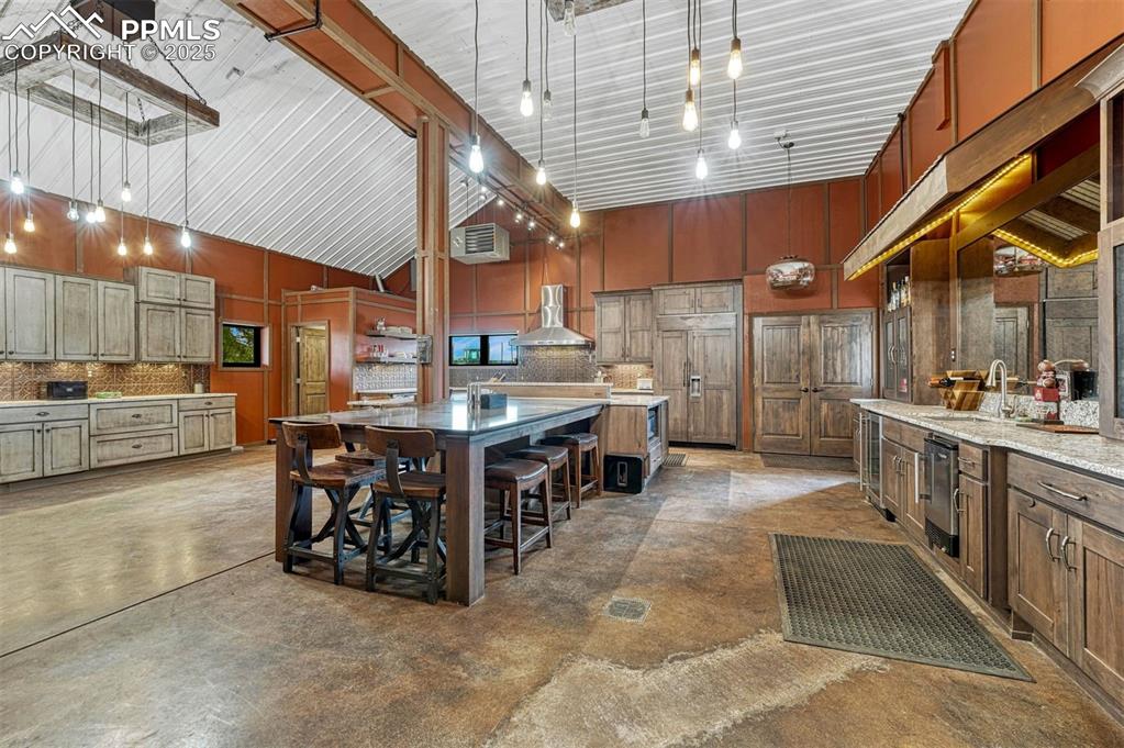 Image 6 of 50: Kitchen