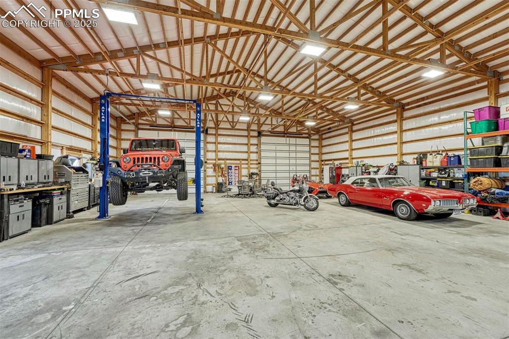 Image 9 of 50: Garage